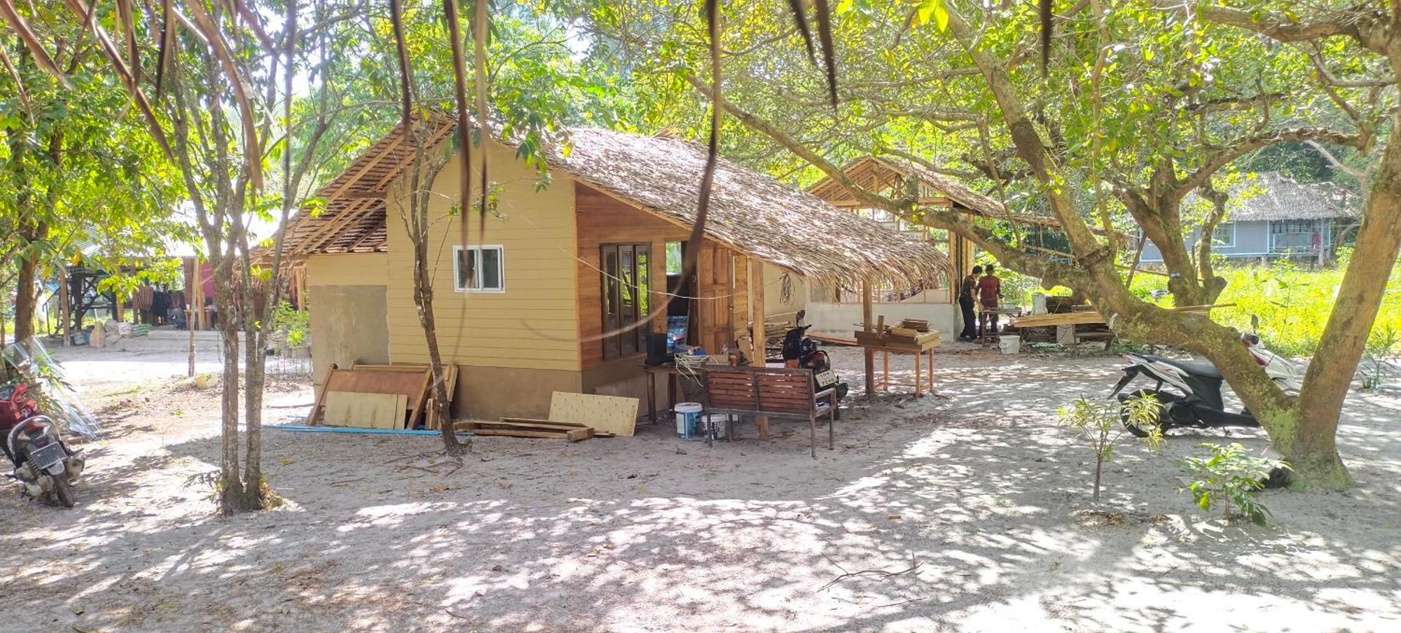 Lazy Hut Hotel Koh Phayam Luaran gambar